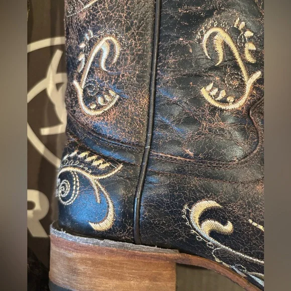 Women's Embroidered Ariat Western Boots - Picture 7 of 16